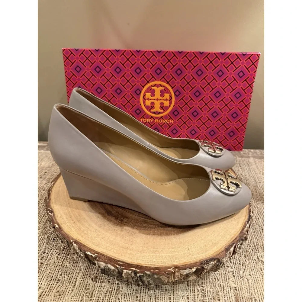 Tory Burch Women's Claire 85mm Wedge Pumps in French Grey Sz-9M Gold Logo 295$